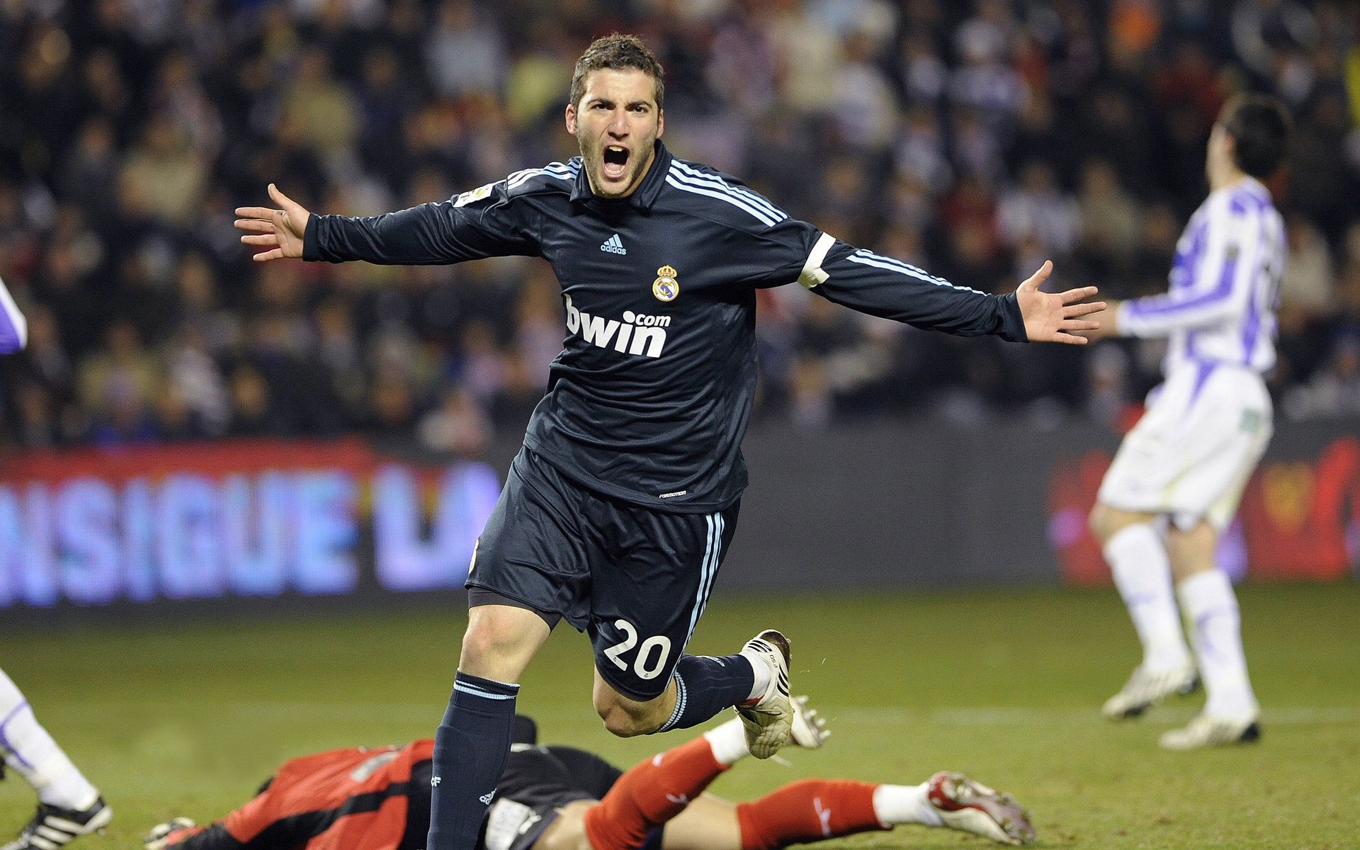 “新都兴城垒球赛：速度与精准，谁能笑到最后？”